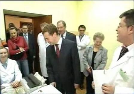 Медведев на осмотре медицинской техники